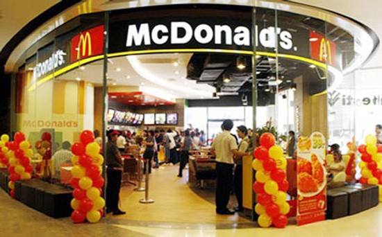 Việc McDonalds chuẩn bị vào VN sẽ hứa hẹn có sự phân chia lại miếng bánh thị phần giữa các “đại gia” đồ ăn nhanh thế giới. (Khai trương cửa hàng McDonalds tại TP HCM)